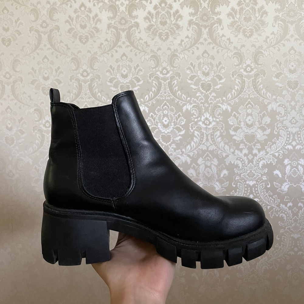 Madden Girl Havenn Chunky Black Chelsea Pull On Boots Size 8.5